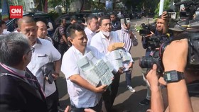 VIDEO: Kejagung Geledah Kantor Maqdir Ismail Usai Rp27 M Dikembalikan