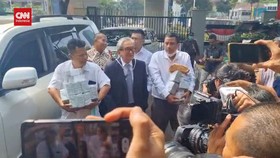VIDEO: Detik-detik Maqdir Ismail Bawa Rp27 Miliar Tunai ke Kejagung