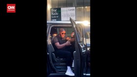 VIDEO: Momen Jamie Foxx Kembalikan Tas Wanita di Chicago