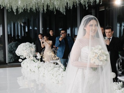 7 Potret Pernikahan Tina Toon yang Digelar Privat & Baru Diungkap Sekarang