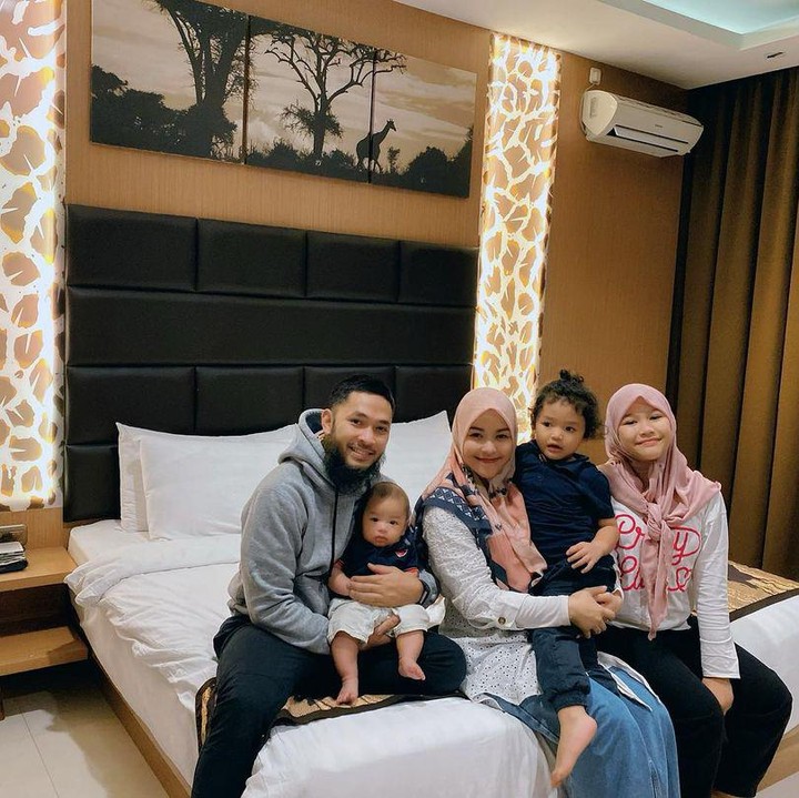 <p>Meski kini tak banyak disorot media, Uki dan Metha memang masih aktif menggunakan media sosial Instagram. Di sana, Metha cukup sering menunjukkan potret keluarganya. (Foto: Instagram @methayuna)<br /><br /><br /></p>
