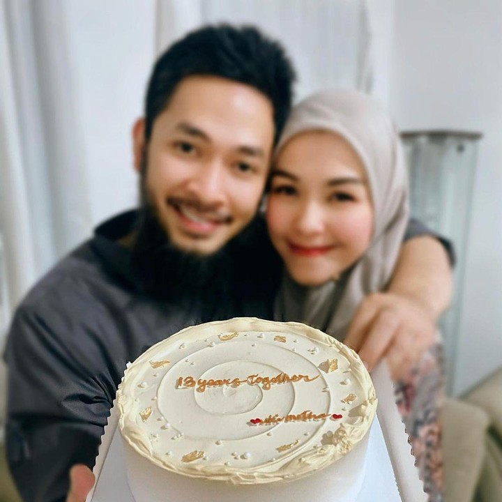 <p>Beberapa waktu yang lalu, Uki dan Metha merayakan anniversary pernikahan, Bunda. Tak terasa, mahligai rumah tangga mereka sudah berjalan selama 13 tahun. (Foto: Instagram @methayuna)<br /><br /><br /></p>