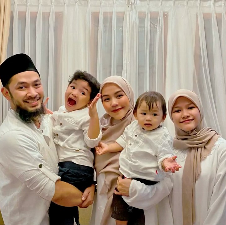 <p>Uki dan Metha Yunatria kini menjalani hidup lebih agamis. Menikah sejak 9 Agustus 2009, pasangan ini sudah dikaruniai 4 orang anak. Namun, mereka kehilangan anak kedua yang diberi nama Fatimah hanya 5 menit setelah dilahirkan. (Foto: Instagram @methayuna)<br /><br /><br /></p>