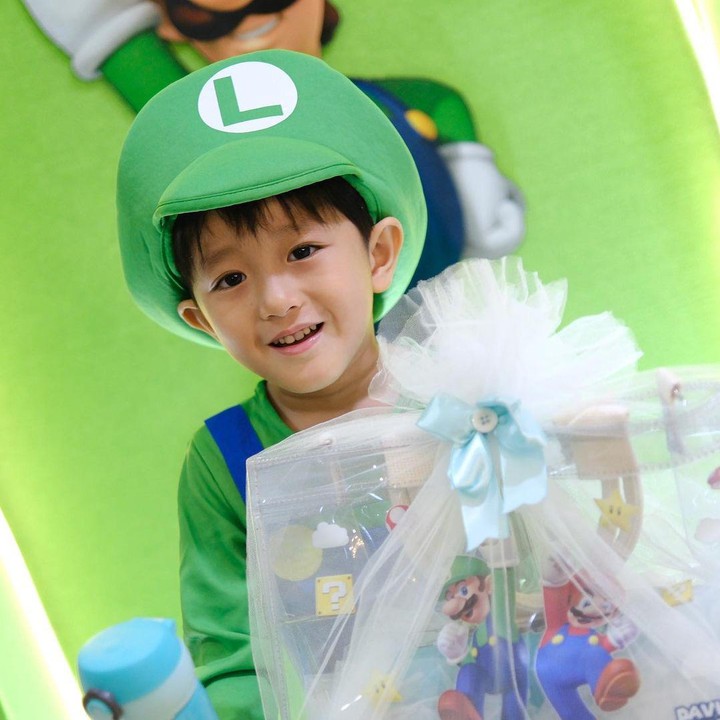 <p>Davi mengenakan kostum Luigi, salah satu karakter dari video game asal Jepang itu. Suvenir ulang tahunnya juga mengusung tema yang sama, lho. (Foto: Instagram @ryana_dea)</p>