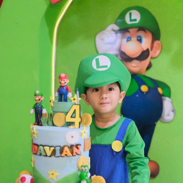 <p>Di ulang tahun Davi yang keempat, Ryana mendadak menggelar pesta bertema Mario Bros sebelum ia melahirkan anak ketiga. "Lagi-lagi semua serba dadakan. Karena ngerasa udah sering nyeri diperut bawah dan udah mulai susah gerak akhirnya mutusin buat ga jadi ke bali. Nahhh h-7 br deh sadar bebe mau ultah akhirnya nyiapin decor cake dan goodiebag tapiii pas hari H baru sadarr belom beli kadooo," ujar Ryana Dea. (Foto: Instagram @ryana_dea)</p>
