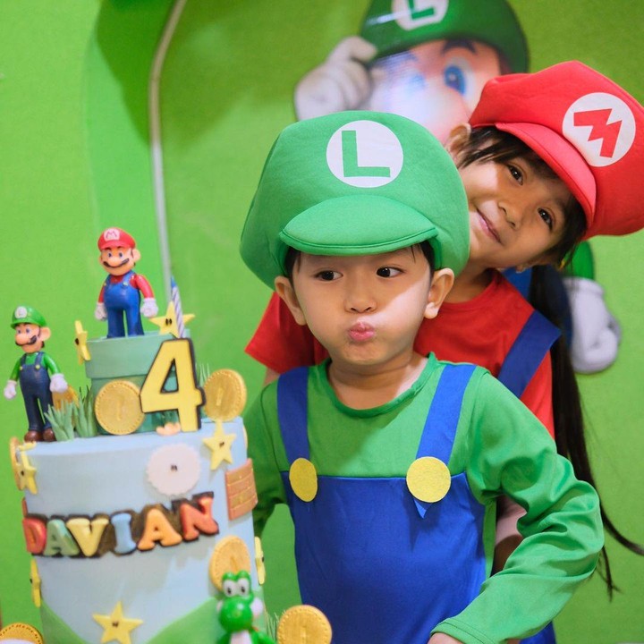 <p>Meski pesta ulang tahun Davi dibuat serba dadakan, Ryana Dea bersyukur masih dapat membahagiakan putranya sebelum kelak menjadi kakak. "Untung anaknya <em>ga</em> ribet <em>ga</em> minta <em>apa2</em> <em>jg</em> <em>krn</em> <em>udh</em> keseringan dibeliin bapaknya mainan, <em>jdlah</em> hari ini begini anaknya udah sangat <em>happy</em>," tulisnya. (Foto: Instagram @ryana_dea)</p>