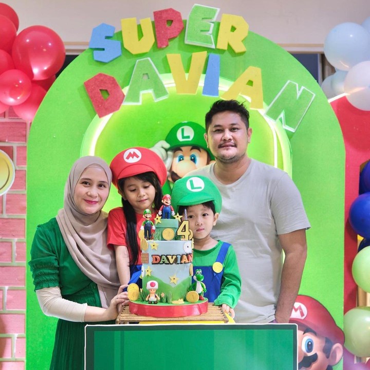 <p>Dalam unggahan itu, Ryana Dea juga menuliskan doanya untuk sang putra<em>. </em>"Bentar <em>lg</em> jadi abang, sehat selalu ya be, <em>jd</em> anak soleh, anak <em>yg happy</em> ya.. semoga bebe bisa <em>jd</em> anak <em>yg</em> bermanfaat buat banyak orang. Amin," kata Dea. (Foto: Instagram @ryana_dea)</p>