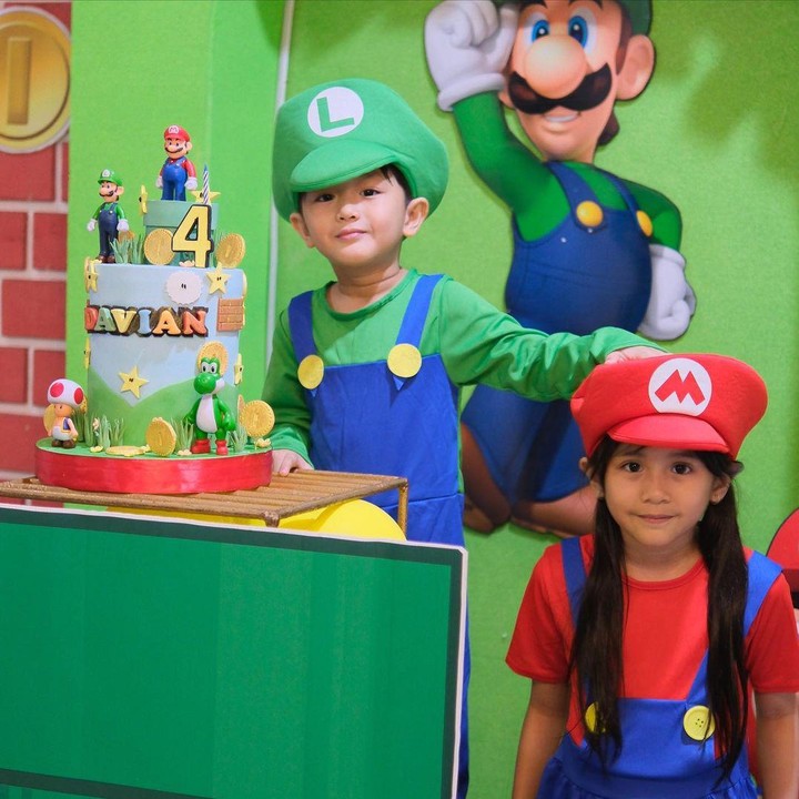 <p>Di acara ulang tahun itu, hadir pula kakak Davi yaitu Qiandra Rynayra Redi yang berdandan menjadi karakter Mario. Kompak dan menggemaskan, nih! (Foto: Instagram @ryana_dea)</p>