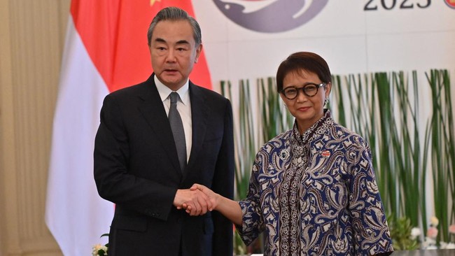 Diplomat top China Wang Yi memamerkan kedekatan Beijing dengan RI saat hadir dalam Post-Ministerial Conference di Hotel Shangri-La, Jakarta Pusat, Kamis (13/7).