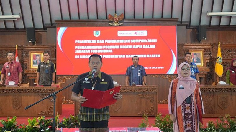 Sekretaris Daerah Kabupaten Klaten, Jajang Prihono melantik ratusan ASN jabatan fungsional, di Pendopo Setda Klaten, Kamis (13/7).