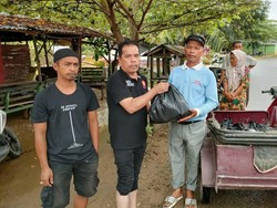 Andre Rosiade Bagikan Ribuan Nasi Bungkus ke Korban Banjir di Padang