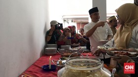 Datangi Kampung Susun Akuarium, Anies Reuni dengan Bocah 'Anies Sandi'