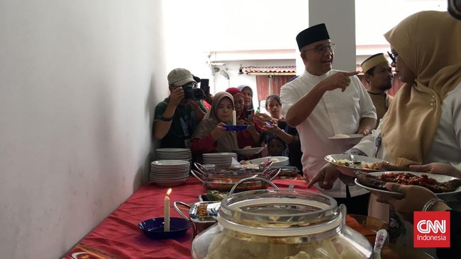 Saat bersilaturahmi ke Kampung Susun Akuarium, Anies meminta didoakan supaya istikamah dan bisa menjalankan amanah. Warga pun bertanya, "Jadi presiden?"