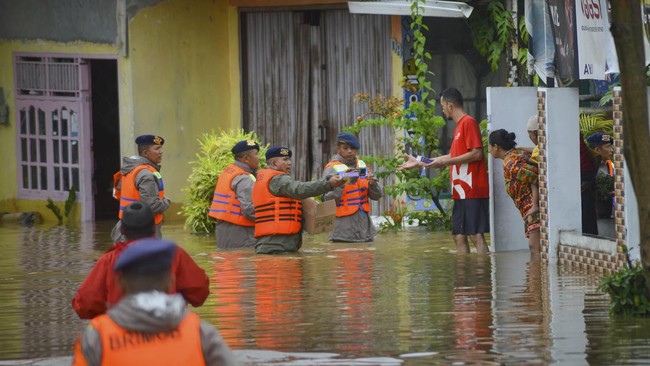 Jumlah korban tewas akibat banjir dan longsor di 7 wilayah di Sumatera Barat tercatat ada 4 orang. Sementara 1 orang masih hilang. 