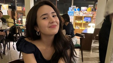 Beby Tsabina Unggah Genggam Tangan Cowok, Komentar Sahabat Bikin Kepo