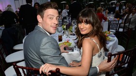 Lea Michele dan Pemeran Glee Kenang 10 Tahun Cory Monteith Wafat