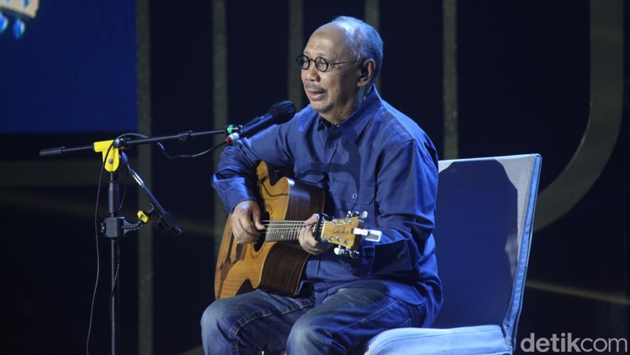 Ebiet G Ade Hibur Para Tamu Hoegeng Awards 2023 Ebiet G Ade menjadi salah satu pengisi acara Hoegeng Awards 2023 yang digelar di The Tribrata Darmawangsa, Kebayoran Baru, Jakarta Selatan, Jumat (14/7/2023).