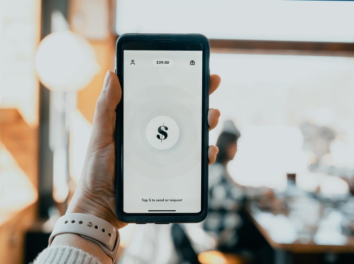 ilustrasi memeriksa saldo rekening.