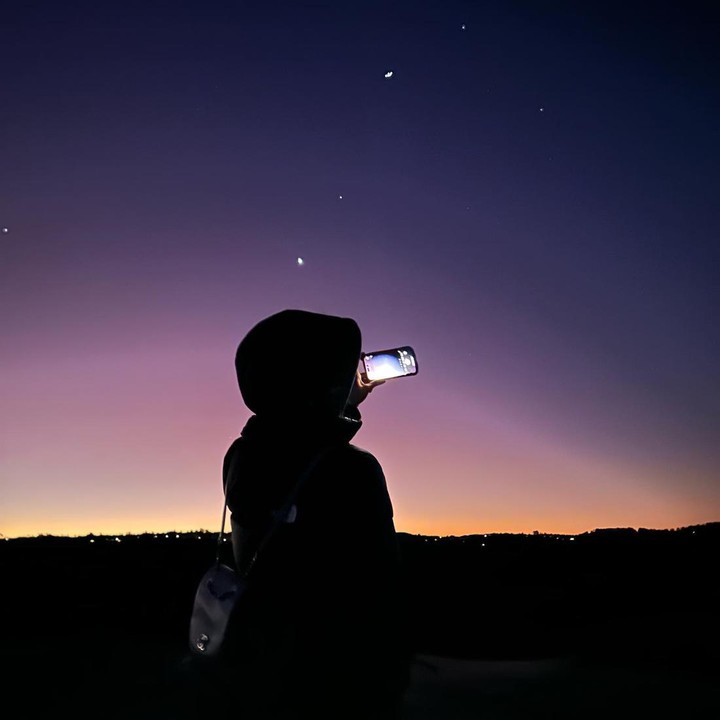 <p>Di potret lain, terlihat momen Jennie menikmati pemandangan sunset. Pemandangan langit menuju malam yang berhasil diabadikan ini tampak keren ya, Bunda? (Foto: Instagram @jennierubyjane)<br /><br /><br /></p>