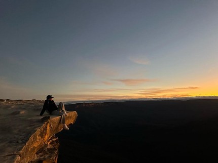 7 Potret Jennie BLACKPINK Nikmati Sunset di Pinggir Tebing, Pemandangannya Keren