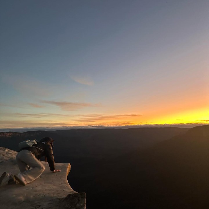 <p>Unggahan tersebut menunjukkan aktivitas Jennie mendaki gunung dengan pakaian olahraga. Sampai pada akhirnya, ia berhasil mencapai ke atas tebing. (Foto: Instagram @jennierubyjane)<br /><br /><br /></p>
