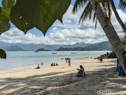 Serunya Pelesir di Pasir Putih Pantai Mutiara Trenggalek