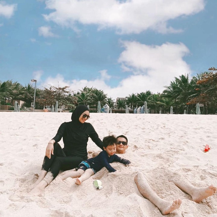 <p>Selama berada di sana, keluarga ini terlihat betah menghabiskan waktu di pantai. Bahkan, mereka bisa bertahan hingga berjam-jam. "Day2 , masih main pasir aja di hotel..dari jam 9 pagi sampe jam 1 siang berjemur," ujar Citra Kirana. (Foto: Instagram @citraciki)<br /><br /><br /></p>