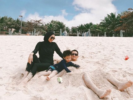 5 Potret Citra Kirana & Rezky Aditya Nikmati Waktu di Pantai Bersama Anak