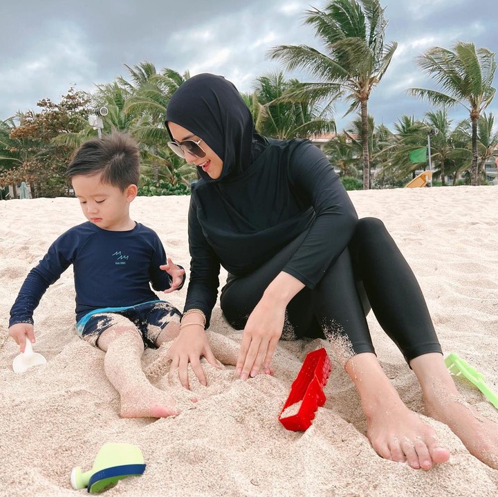 <p>Momen liburan di pantai ini juga dibagikan Citra Kirana melalui akun Instagramnya. Dalam unggahan tersebut, ketiganya terlihat bahagia bermain pasir, nih. (Foto: Instagram @citraciki)<br /><br /><br /></p>