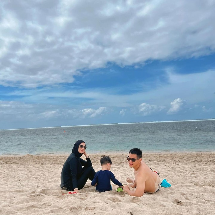<p>Citra Kirana dan Rezky Aditya terlihat sedang menikmati momen liburan bersama, Bunda. Bersama anak semata wayang mereka, Keene Atharrazka Adhitya, ketiganya mengunjungi pantai nih, BUnda. (Foto: Instagram @citraciki)<br /><br /><br /></p>