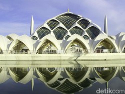 Kemegahan Masjid Al Jabbar yang Sisakan Utang