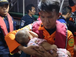 Momen Evakuasi KM Sakura Express yang Kandas-Mati Mesin di Babel