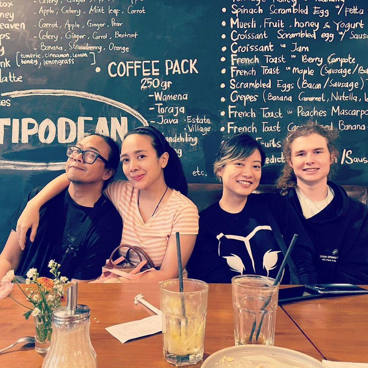 <p>Tak hanya dengan keluarganya, Charles juga terlihat akrab dengan sahabat Leony, Dea Ananda. Belum lama ini, Charles memagikan momen saat nge-<em>date</em> bareng Dea dan suaminya, Ariel 'Nidji'. (Foto: Instagram@charles.n.g.s)</p>