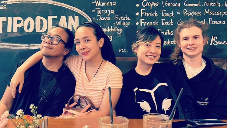 Leony dan Kekasih Bule