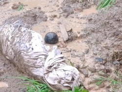 Sejumlah Mayat Terseret Keluar Kuburan Akibat Longsor di Padang