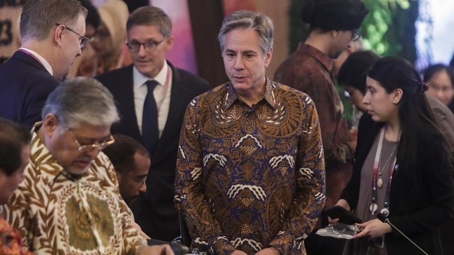 Menlu AS, Rusia, hingga diplomat tertinggi China kompak mengenakan kemeja batik saat menghadiri pertemuan East Asia Summit di Jakarta, Jumat (14/7).
