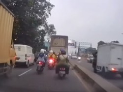 Kebangetan! Mobil Boks Ngebut Lawan Arah sampai Tabrak Pemotor Malah Kabur