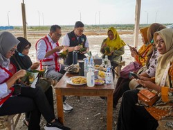 Momen Menhub dan Bupati Kediri Makan Bareng Emak-emak di Dekat Bandara
