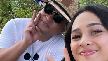 img-title MUA Adi Adrian Meninggal Dunia, Andien Kenang Momen saat Dirias