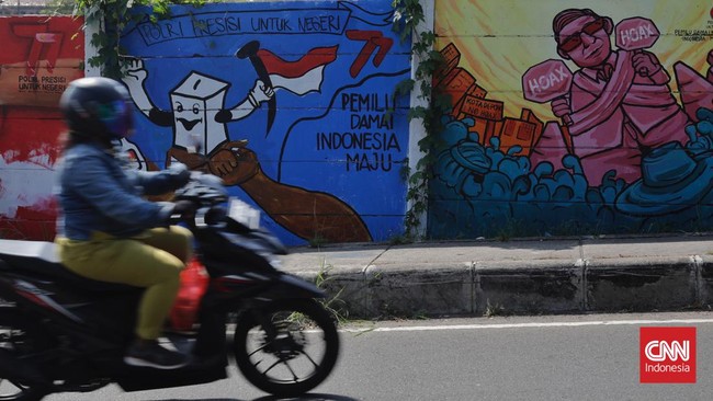 Pengendara motor itu rebahan sambil mengendarai roda dua saat melintasi Jalan Margonda Raya dari arah Jakarta menuju Depok.