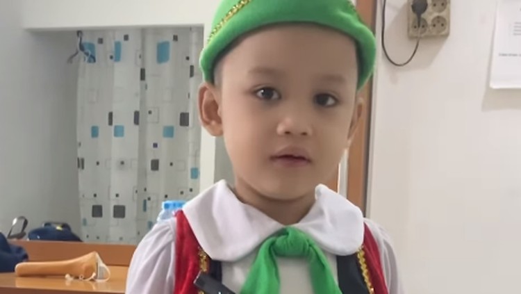 Omar Fasih Bahasa Inggris di Usia 5 Tahun Omar Fasih Bahasa Inggris di Usia 5 Tahun