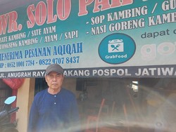 Kakek Ngadenin Cerita Omzet Jualan Sate Menurun Usai Rumah Terimpit Hotel