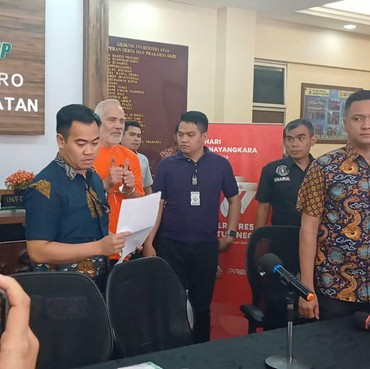 Diborgol & Pakai Baju Tahanan, Pierre Gruno Tersenyum Sambil Acungkan Jempol