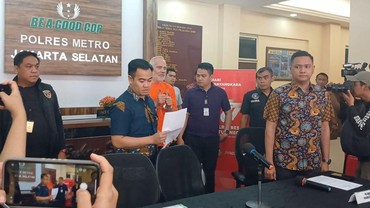 img-title Diborgol & Pakai Baju Tahanan, Pierre Gruno Tersenyum Sambil Acungkan Jempol