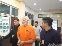Penampakan Pierre Gruno Tersenyum Berbaju Tahanan dan Diborgol