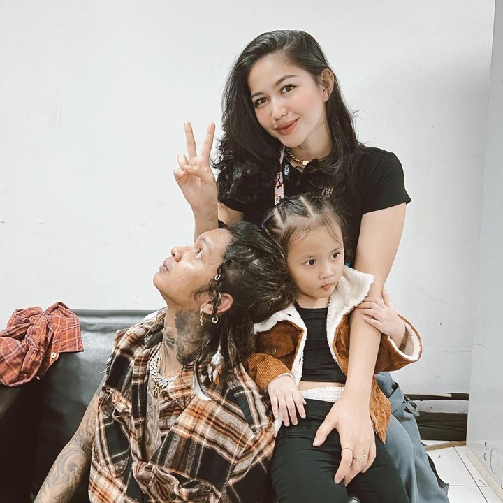 <p>Kini, kondisi Zz terus mengalami peningkatan, Bunda. Ia bahkan sering terlihat menemani sang Ayah ketika sedang bekerja, lho. (Foto: Instagram: @eriskanakesya)</p>