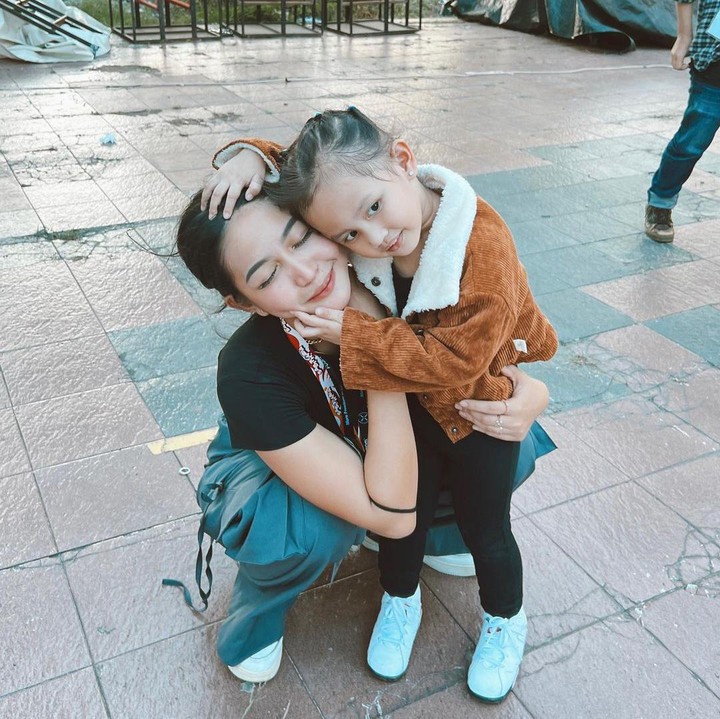<p>"(Usia) Satu tahun 8 bulan. Awalnya kan memang aku sedih banget, ya pas tahu anak aku autis. Tapi pas dokter bilang 'Kamu tuh jangan sedih' karena kan kalau anak autis itu, dia anaknya pintar banget, tapi itu harus diasah. Jadi kayak misalnya diterapi, gitu-gitu," kata Eriska, ketika menjadi bintang tamu <em>I-Talk,</em> beberapa waktu lalu. (Foto: Instagram: @eriskanakesya)</p>