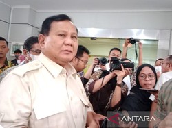 Menhan Prabowo Jenguk Cak Nun di RSUP Dr Sardjito Yogya