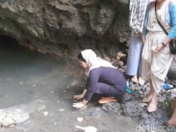 Di Mata Air Rengganis Pangandaran, Para Artis dan Pejabat Mandi Sucikan Diri