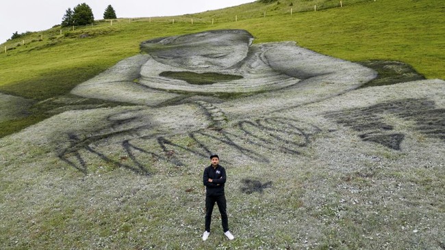 FOTO: Melukis di Lereng Gunung Swiss dengan Kapur dan Arang